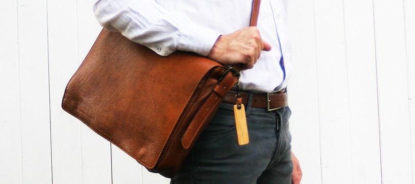 Sac bandoulière pour homme : pour qui ? pour quoi? comment le porter ?