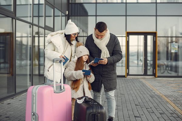 famille en vacances de Noel avec ses bagages
