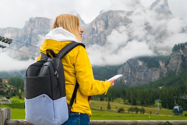 femme qui voyage a la montagne avec un sac a dos