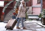 femme en vacances avec sa valise pendant les fêtes de noel